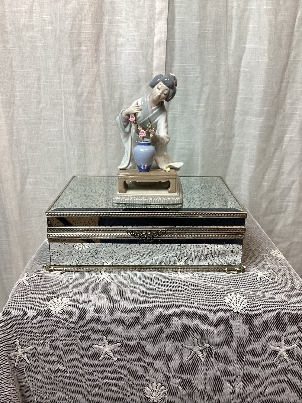 Lladro Porcelain Figurine- Japanese Girl Decorating